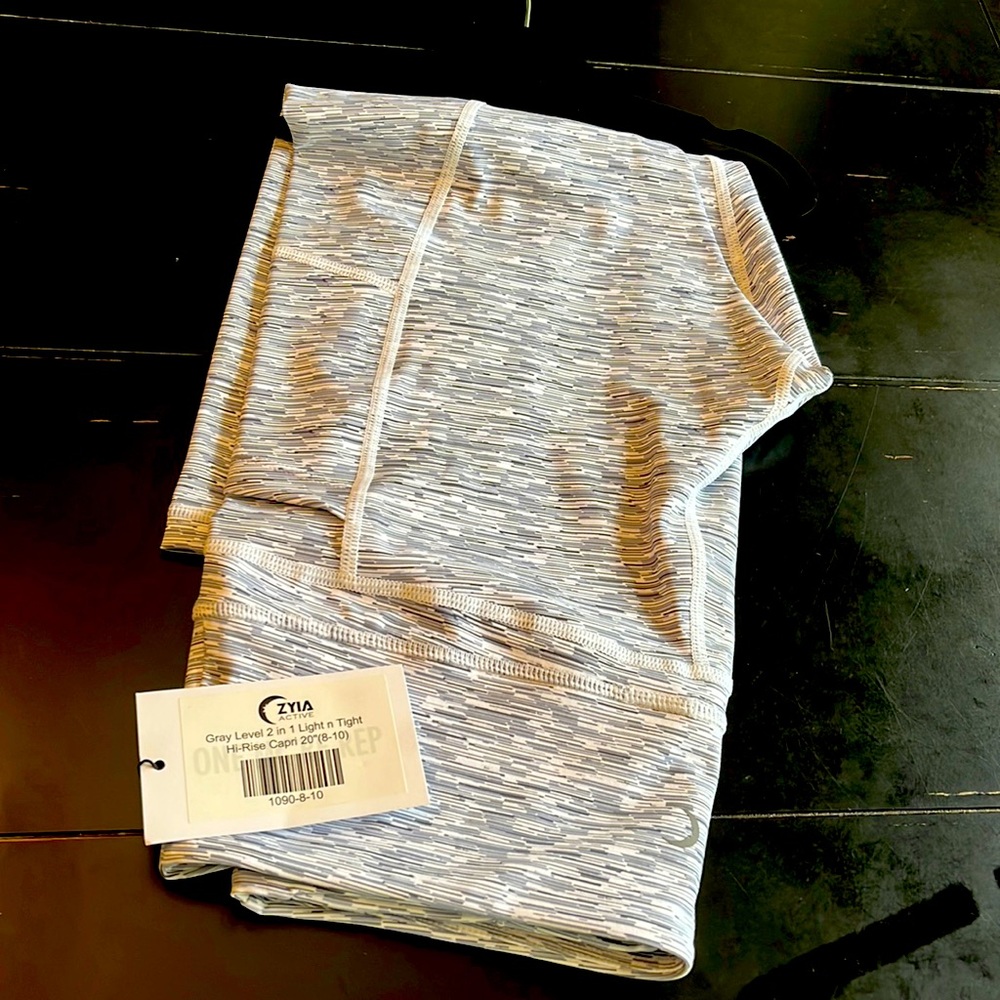 ZYIA new size 8-10 Gray level 2 in 1 light n tight hi rise capris with pockets